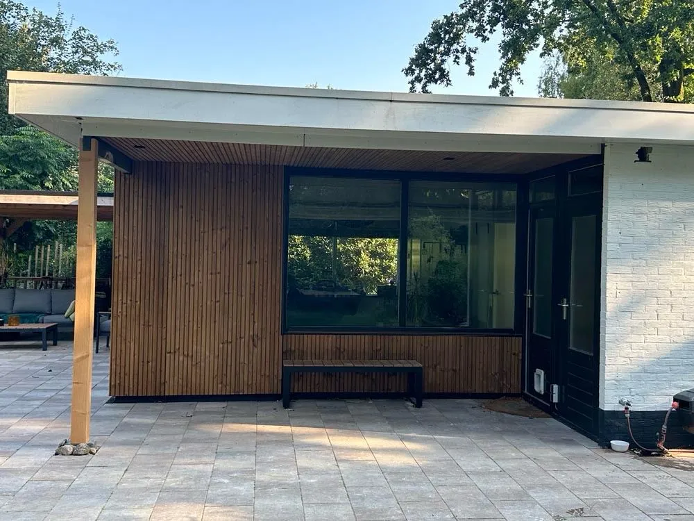 Gemaakte aanbouw van een huis