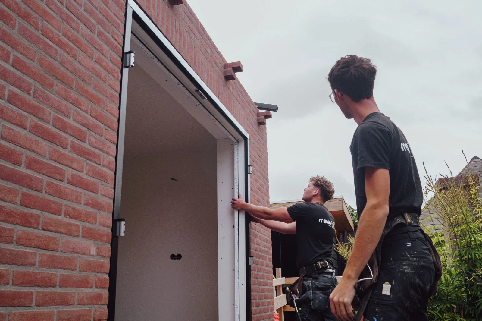 Huissen timmerwerken bezig met timmerwerk in zeeland