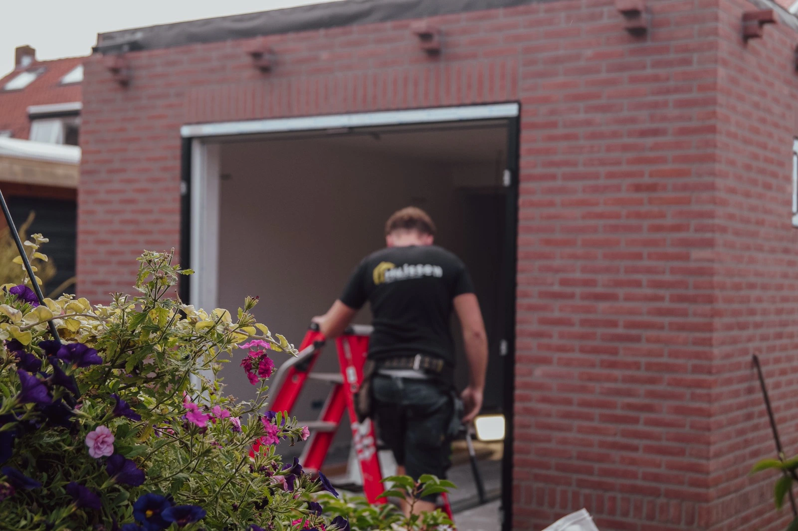 Huissentimmerwerken aan de slag aan een project in yerseke