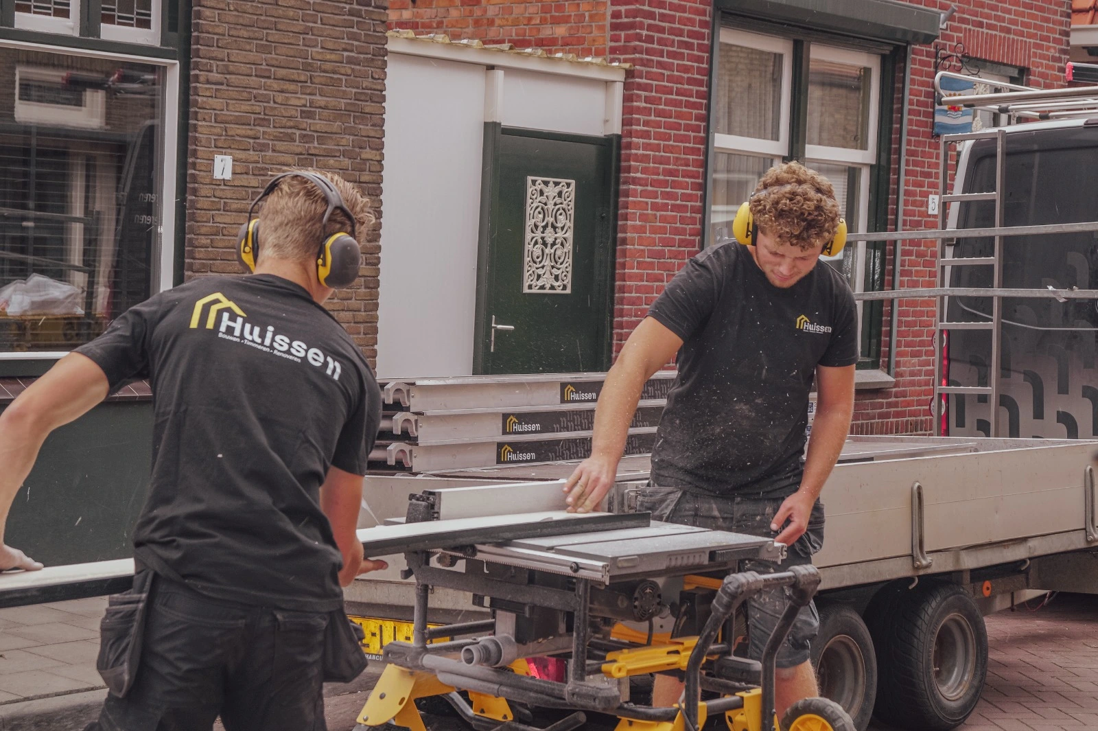 Huissentimmerwerken aan het zagen in yerseke
